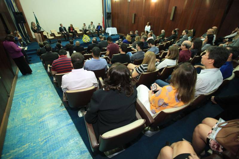 Foi realizada hoje (14/06) a cerimônia de posse (foto) da presidência do Tribunal Administrativo de Recursos Fazendários (TARF) para o biênio 2018/2020,  no auditório da Secretaria da Fazenda, Sefa, em Belém. O Tribunal é o órgão colegiado responsável pela solução de litígios entre a Fazenda Pública do Pará e os contribuintes de tributos estaduais, em segunda instância. Assumiu a presidência do TARF a auditora fiscal de receitas estaduais Roseli de Assunção Naves, que já atuou como conselheira no TARF e deixa a  Diretoria de Tributação da Sefa para assumir a nova função. Em seu discurso, ela agradeceu a indicação e pediu o apoio dos servidores para assumir o novo desafio,visando aprimorar as ações do contencioso fiscal. O secretário da Fazenda, Nilo Noronha, foi representado pela subsecretária de administração tributária, Rute Tostes, que presidiu a cerimônia. Ela destacou que a composição paritária do Tribunal, onde atuam servidores do Fisco e dos contribuintes, concorre para a justiça fiscal. “É inegável que na composição do TARF estão profissionais empenhados e capacitados”, disse ela.

FOTO: MÁCIO FERREIRA / AG. PARÁ
DATA: 14.06.2018
BELÉM - PARÁ <div class='credito_fotos'>Foto: MÁCIO FERREIRA/ AG. PARÁ   |   <a href='/midias/2018/originais/509d3f12-a799-4062-b163-c8bb85c55a24.jpg' download><i class='fa-solid fa-download'></i> Download</a></div>