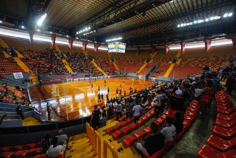 A Arena Guilherme Paraense foi palco de mais um grande evento esportivo na manhã deste domingo, 25. O futsal foi a modalidade que esteve em destaque na quadra da arena multiuso, durante amistoso entre as equipes do Corinthians (SP) e Shouse (PA). A partida terminou com o placar de 6 a 0 para o time paulista. De um lado, uma equipe veterana; de outro, um time estreante buscando mostrar a que veio, e conquistar a confiança da torcida paraense. Este foi o cenário do amistoso que levou cerca de 3 mil pessoas às arquibancadas do Mangueirinho. O jogo teve um primeiro tempo equilibrado, com as duas equipes mostrando qualidade. O time visitante abriu o placar; a equipe paraense buscou o gol de empate, mas não conseguiu. No segundo tempo a equipe corintiana marcou mais 5 gols, fechando a partida com o placar de 6 a 0.
FOTO:ASCOM /SEEL
DATA: 25.02.2018
BELÉM - PARÁ <div class='credito_fotos'>Foto: ASCOM SEEL | <a href='/midias/2018/originais/50a14503-4d4f-4294-8c3e-c51db2d2458a.jpg' download><i class='fa-solid fa-download'></i> Download</a></div>