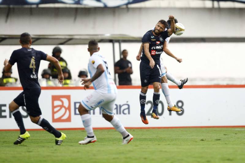 O Clube do Remo venceu o Paysandu por 2 a 1 na tarde deste domingo, partida realizada no Estádio Mangueirão, e largou na frente pelo título do Campeonato Paraense de 2018.
FOTO: THIAGO GOMES / AG. PARÁ
DATA: 01.04.2018
BELÉM - PARÁ <div class='credito_fotos'>Foto: Thiago Gomes /Ag. Pará | <a href='/midias/2018/originais/50a645b6-b0c1-462d-95fa-a3cd086231bc.jpg' download><i class='fa-solid fa-download'></i> Download</a></div>