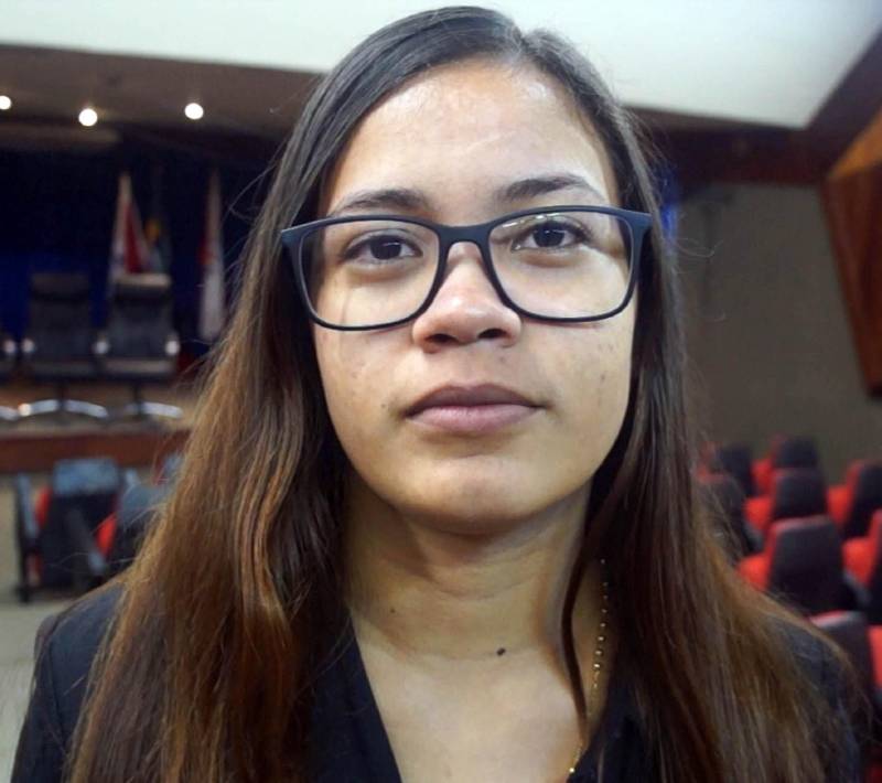 A Polícia Civil formou nesta sexta-feira (27), a turma de 28 servidores públicos de prefeituras do interior do Pará. Todos vão atuar como identificadores civis e criminais, colocando em prática os conhecimentos sobre emissão de carteiras de identidade nos municípios onde trabalham e pesquisa de dados criminais de pessoas com passagem pela polícia. A conclusão do Treinamento de Identificador Civil e Criminal ocorreu com a entrega dos certificados, no auditório da Delegacia-Geral de Polícia Civil, em Belém. O treinamento, que teve três semanas de duração, é resultado de uma parceria entre a Academia da Polícia Civil (Acadepol) e a Diretoria de Identificação "Enéas Martins" (Didem). Na foto, Nyla Cardoso, servidora municipal de Jacareacanga.
FOTO: ASCOM / POLÍCIA CIVIL
DATA: 27.04.2018
BELÉM - PARÁ <div class='credito_fotos'>Foto: Ascom / Polícia Civil | <a href='/midias/2018/originais/50a7e72a-df44-4782-b7af-15121c38e688.jpg' download><i class='fa-solid fa-download'></i> Download</a></div>
