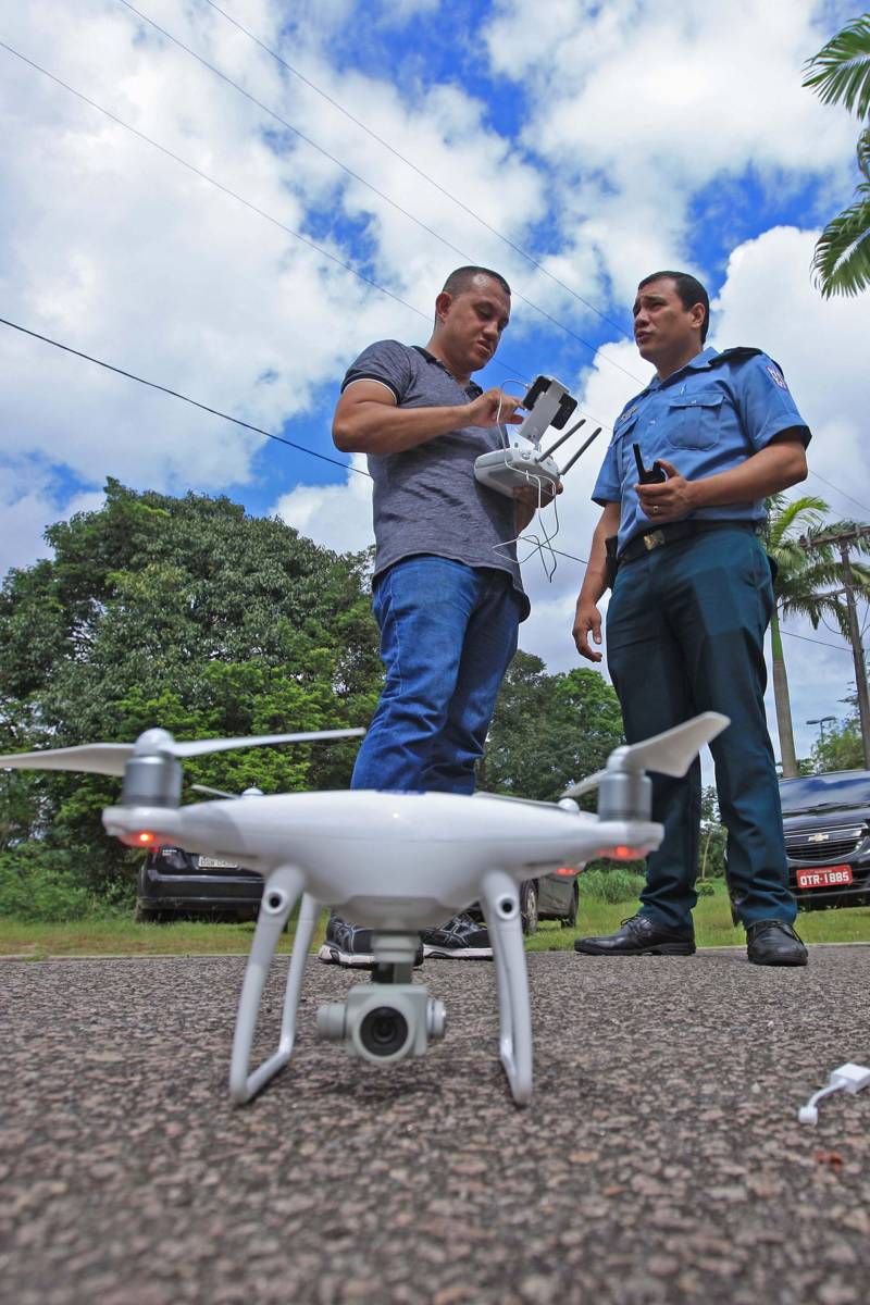 A Polícia Militar iniciou na manhã desta quarta-feira, 16, na sede do Comando Geral, em Icoaraci, o processo de habilitação ao 1º Curso de Operador de Aeronaves Remotamente Pilotadas (RPA - Remotely Piloted Aircraft), conhecidos popularmente como drones (foto), oferecido pela PM do Pará. Vinte candidatos participaram das avaliações psicológica e técnica. Na quinta-feira, 17, a previsão é de que os 23 inscritos sejam submetidos aos testes de aptidão. O resultado final das avaliações será divulgado até a próxima sexta-feira, 18. Os habilitados estarão credenciados a participar do curso previsto para o período de 21 a 25 deste mês. Na programação de hoje foram formados dois grupos, avaliados pela equipe do Centro Integrado de Psicologia e Assistência Social (Cipas). Em seguida os candidatos foram à parte prática, coordenado operacionalmente pelo cabo Antônio Donato, da Assessoria de Comunicação da PM.
FOTO: MÁCIO FERREIRA / AG. PARÁ
DATA: 16.05.2018
BELÉM - PARÁ <div class='credito_fotos'>Foto: MÁCIO FERREIRA/ AG. PARÁ | <a href='/midias/2018/originais/50b5030e-98ab-492c-ada8-5d519dd4d2d7.jpg' download><i class='fa-solid fa-download'></i> Download</a></div>