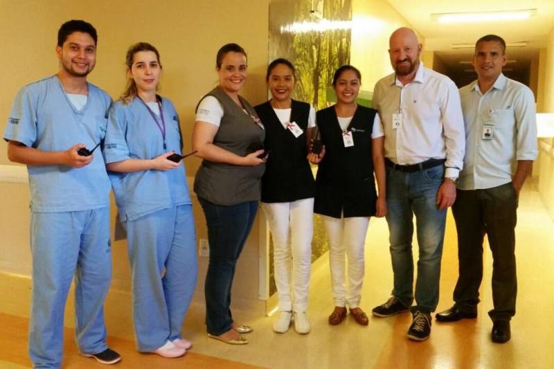 A partir de agora, o Hospital Regional Público do Leste (HRPL), em Paragominas, passa a utilizar o Protocolo do Time de Resposta Rápida (TRR). O novo sistema permite a atuação imediata em usuários internados na Clínica Médica e Cirúrgica, Centro Cirúrgico, Recuperação pós-anestesia e Pronto Atendimento. Entre os principais benefícios do TRR está sistematizar o atendimento de usuários no setor de urgência e emergência, diminuir a mortalidade intra-hospitalar, prevenir e reduzir o número de Paradas Cardiorrespiratórias (PCR), reduzir admissões e readmissões na Unidade de Terapia Intensiva (UTI) e garantir maior segurança dos usuários.
FOTO: ASCOM / HRPL
DATA: 13.03.2018
PARAGOMINAS - PARÁ <div class='credito_fotos'>Foto: ASCOM HRPL | <a href='/midias/2018/originais/50b7a73a-3f98-4556-ba2d-7bf3fc92116b.jpg' download><i class='fa-solid fa-download'></i> Download</a></div>