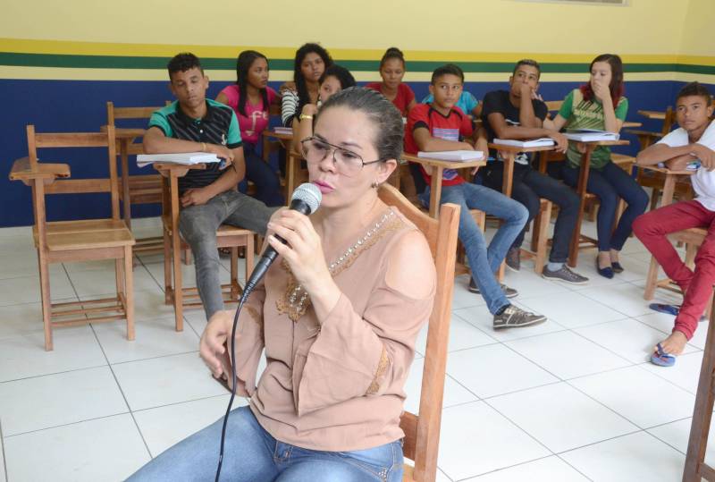 Estudantes da vila Enche Concha, no município de Cachoeira do Piriá, a 250 km de Belém, assistiram pela primeira vez, na última quarta-feira (14), à aula do Sistema Educacional Interativo (SEI), que a Secretaria de Estado de Educação (Seduc) está implantando para ampliar o ensino médio em localidades de difícil acesso no interior. A professora Edilene Aguiar (foto) auxiliou pessoalmente os estudantes, em sala de aula, a formarem opinião sobre o tema.
FOTO: RAI PONTES / ASCOM SEDUC
DATA: 14.03.2018
CACHOEIRA DO PIRIÁ - PARÁ <div class='credito_fotos'>Foto: Rai Pontes/Ascom Seduc | <a href='/midias/2018/originais/50b85223-96ce-4d7b-acb4-0f497369dce0.jpg' download><i class='fa-solid fa-download'></i> Download</a></div>