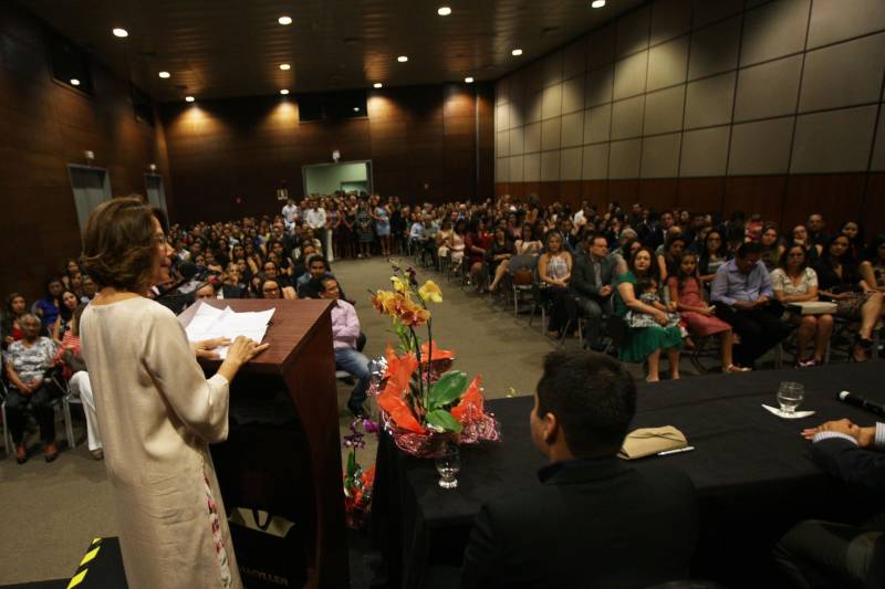 A Fundação Santa Casa de Misericórdia do Pará realizou na noite desta quinta-feira (22), no Hangar Centro de Convenções, a formatura de 63 residentes em 10 especialidades. A Residência Médica constitui modalidade de ensino de pós-graduação considerada “padrão ouro” da especialização médica. A cerimonia contou com a presença do secretário de Estado de Saúde Pública, Vitor Matheus, da presidente da Fundação Santa Casa de Misericórdia, Rosângela Monteiro (foto) e a coordenadora da Comissão de Residência Médica, Patrícia Carvalho.
FOTO: CARLOS SODRÉ / AG. PARÁ
DATA: 22.02.2018
BELÉM - PARÁ <div class='credito_fotos'>Foto: CARLOS SODRÉ / AG. PARÁ | <a href='/midias/2018/originais/50ce17f4-a00a-49c0-af71-ce39f570cfaf.jpg' download><i class='fa-solid fa-download'></i> Download</a></div>