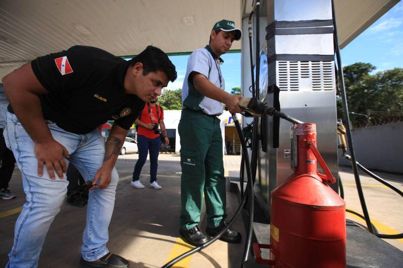 A Diretoria de Proteção e Defesa do Consumidor ( Procon) da Secretaria de Estado de Justiça e Direitos Humanos ( Sejudh) está nas ruas desde a última quinta-feira (24) averiguando a comercialização nos postos de combustíveis na Região Metropolitana de Belém.
FOTO: MÁCIO FERREIRA / AG. PARÁ
DATA: 25.05.2018
BELÉM - PARÁ <div class='credito_fotos'>Foto: MÁCIO FERREIRA/ AG. PARÁ | <a href='/midias/2018/originais/50d4bf81-ce05-44a2-b4eb-f7e1f7f799c9.jpg' download><i class='fa-solid fa-download'></i> Download</a></div>