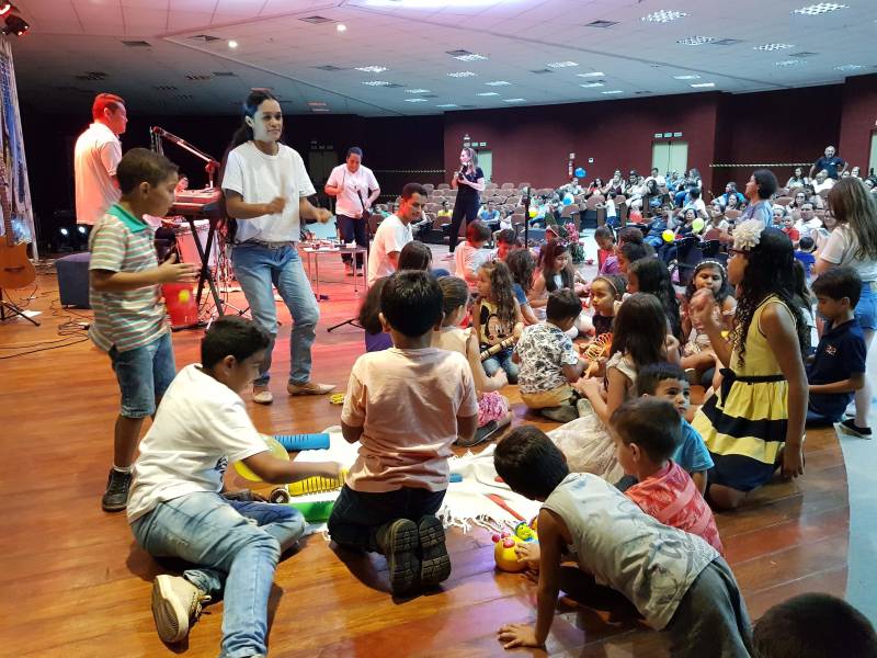 Muita gente aproveitou o final de semana para visitar o I Salão do Livro do Sul e Sudeste do Pará, que segue até o dia 6 de maio, no auditório do Carajás Centro de Convenções Leonildo Borges Rocha, em Marabá.
FOTO: KÉLIA SANTOS / CRGSP
DATA: 29.04.2018
MARABÁ - PARÁ <div class='credito_fotos'>Foto: KÉLIA SANTOS / ASCOM CRGSP | <a href='/midias/2018/originais/50dad6b9-aee0-4d96-b9f6-2edb00f16d62.jpg' download><i class='fa-solid fa-download'></i> Download</a></div>
