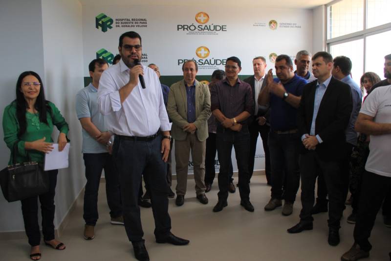 Hospital Regional de Marabá amplia serviço para atender pacientes com insuficiência renal Neste sábado, 8/12, o serviço de hemodiálise foi ampliado no sudeste do Pará, com a entrega do primeiro bloco do projeto de reforma e ampliação do Hospital Regional do Sudeste do Pará - Dr. Geraldo Veloso (HRSP), em Marabá (PA). Com mais de 900 metros quadrados construídos, três andares e mais de R$ 5 milhões investidos em sua construção e aquisição de equipamentos, o prédio abrigará além de 20 máquinas de hemodiálise, a área administrativa e o Centro de Ensino e Pesquisa, o que amplia a vocação da Unidade que passa a ser um centro formador de profissionais da saúde na região. A cerimônia de entrega reuniu autoridades como o secretário de Estado de Saúde Pública do Pará, Vitor Mateus, o prefeito de Marabá, Sebastião Miranda Filho, o presidente da Câmara Municipal de Marabá, Pedro Corrêa, o diretor Operacional da Pró-Saúde Associação Beneficente de Assistência Social e Hospitalar no Pará, Rogério Kuntz, e o diretor Hospitalar da Unidade, Valdemir Girato, além de representantes dos 22 municípios de abrangência do Hospital. Na foto, o secretário regional do Governo no sudeste do Pará, Jorge Bittencourt.

FOTO: RODOLFO OLIVEIRA / AG. PARÁ
DATA: 08.12.2018
MARABÁ - PARÁ <div class='credito_fotos'>Foto: Rodolfo Oliveira/Ag. Pará   |   <a href='/midias/2018/originais/50dc9198-3e92-4dee-a898-fc7c8299b59c.jpg' download><i class='fa-solid fa-download'></i> Download</a></div>