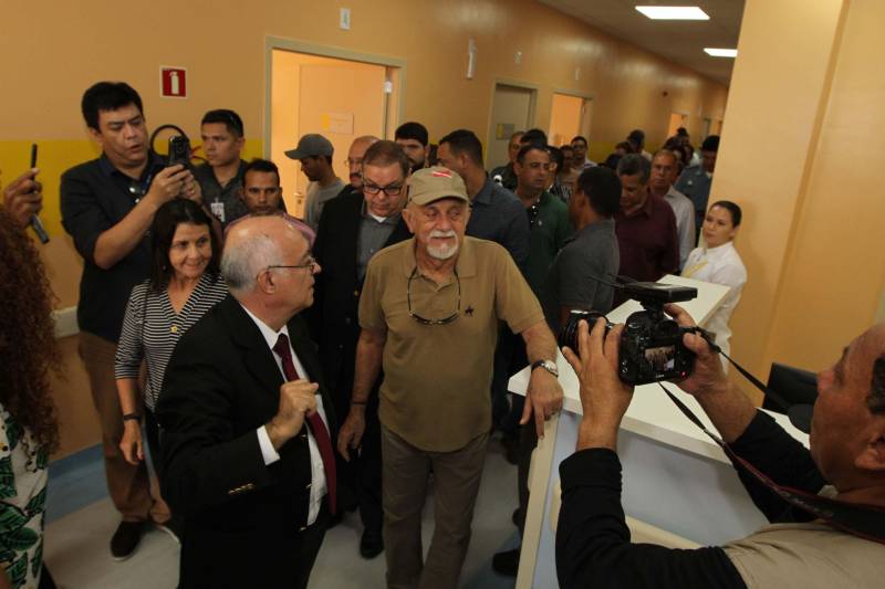 O moderno Hospital Regional Público dos Caetés, no município de Capanema, já é uma realidade. A unidade vai beneficiar a região nordeste do Estado com a entrega da obra, que ocorrerá neste sábado (22), garantindo mais uma opção em atendimento obstetrício e de alta complexidade no Estado.

FOTOS: CRISTINO MARTINS-AG PARÁ
LOCAL: CAPANEMA-PA
DARA: 24.12.2018 <div class='credito_fotos'>Foto: Cristino Martins/Ag. Pará   |   <a href='/midias/2018/originais/50de9881-74e7-4f07-a35b-8e5d33a8c044.jpg' download><i class='fa-solid fa-download'></i> Download</a></div>