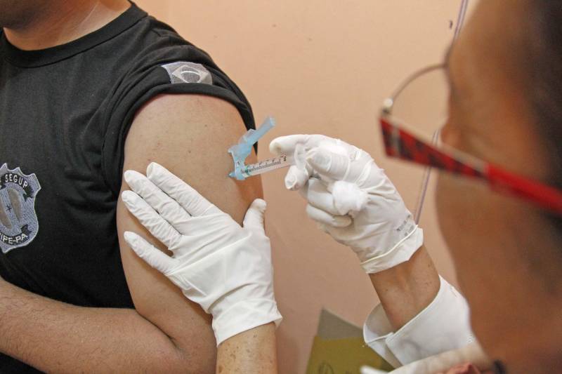 Cerca de 219 internos custodiados na Central de Triagem da Cremação (CTCREMA), em Belém, receberão a vacina contra a gripe H1N1 (foto), a partir desta sexta-feira (4). Os detentos e funcionários do sistema prisional fazem parte do público-prioritário da campanha de vacinação do Ministério da Saúde (MS), juntamente com as crianças a partir dos seis meses e menores de cinco anos, idosos acima de 60 anos, trabalhadores da saúde, povos indígenas, gestantes e mulheres com até 45 dias após o parto.
FOTO: AKIRA ONUMA / ASCOM SUSIPE
DATA: 04.05.2018
BELÉM - PARÁ <div class='credito_fotos'>Foto: Akira Onuma / Ascom Susipe | <a href='/midias/2018/originais/50e609da-eb82-4829-8819-171dbe894ca9.jpg' download><i class='fa-solid fa-download'></i> Download</a></div>
