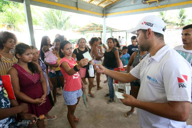 Aos 22 anos, Cláudio Cardoso está desempregado e procura um trabalho para sustentar o filho. Neste domingo (11) ele aproveitou a presença da Caravana Pro Paz no município de Barcarena, distante 15 quilômetros da capital, para retirar seus documentos e até aproveitou para cortar os cabelos. Na segunda-feira (12) pretende sair em busca de um emprego. Ele é um dos mil beneficiados pelos atendimentos feitos na cidade pela Caravana Pro Paz, uma ação do Governo do Pará, que busca garantir o acesso da população mais carente a serviços de atenção às necessidades básicas do cidadão, como atendimentos médicos, exames, vacinação, entre outros, com ações de mobilização em diversas regiões e municípios, a fim de fortalecer a cidadania paraense. “Os documentos e aparências são muito importantes para conseguir um trabalho, por isso estou aproveitando para fazer tudo para na segunda-feira continuar procurando emprego”, comentou Claudio. Ele está separado e quer encontrar um trabalho para sustentar o filho. A Caravana Pro Paz está iniciando os trabalhos em 2018 por Barcarena, nas comunidades de Vila Nova, Bom futuro e Burajuba afetadas pelo transbordamento de rejeitos da Hydro Alunorte, no início deste mês. Os serviços de retirada de documentos (Certidão de Nascimento, RG, Registro Social, ID Jovem), atendimento médico (pediatria, ginecologia e clínica geral), consulta jurídica, exames vacinas e cortes de cabelo foram ofertados em parceria com a Prefeitura do município. Na foto, o coordenador da Caravana, Delckson Oliveira.
FOTO: IGOR BRANDÃO / AG PARÁ
11.03.2018
BARCARENA - PARÁ <div class='credito_fotos'>Foto: IGOR BRANDÃO / AG. PARÁ | <a href='/midias/2018/originais/50e91d2c-eb1a-49c6-91e4-aeeff81015d7.jpg' download><i class='fa-solid fa-download'></i> Download</a></div>