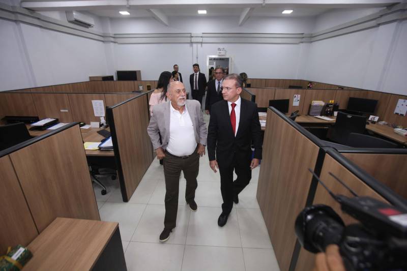 O Governo do Estado fez a entrega das novas instalações do prédio-sede da Procuradoria-Geral do Estado do Pará (PGE/PA), em Batista Campos, Belém, nesta quinta-feira (5). que envolvem obras de reforma e ampliação do órgão. Durante a cerimônia, o governador Simão Jatene (foto) assinou o Projeto de Lei que altera a Lei nº 6.813, de 25 de janeiro de 2017, que dispõe sobre a estruturação do Quadro de Apoio da PGE, a fim de ser encaminhado para apreciação à Assembleia Legislativa do Estado, em regime de urgência. O projeto propõe a transformação e a criação de novos cargos do quadro de servidores da atividade-meio, os quais poderão, inclusive, prestar apoio às atividades desenvolvidas pelos procuradores junto às secretarias de Estado. Os cargos serão ocupados por meio de concurso, na medida do interesse público e da disponibilidade orçamentária do Estado. As alterações propostas no Projeto de Lei devem-se às demandas judiciais expressivas das atividades da PGE e a anseios da categoria, como a reorganização da carreira em classes e referências, com definição de critérios para progressão e enquadramento funcional. A cerimônia teve a presença do procurador-geral do Estado, Ophir Cavalcante Junior, presidente da Associação dos Procuradores do Estado do Pará (Apepa), Ary Lima Cavalcanti, presidente da Associação dos Servidores da Procuradoria-Geral do Estado do Pará (ASPGE), Brunna Valescka de Carvalho Silva, procuradores e servidores da instituição.
FOTO: CRISTINO MARTINS / AG. PARÁ
DATA: 05.04.2018
BELÉM - PARÁ <div class='credito_fotos'>Foto: Cristino Martins/Ag. Pará | <a href='/midias/2018/originais/50ebfe34-398c-4c10-844e-07641fe193e5.jpg' download><i class='fa-solid fa-download'></i> Download</a></div>