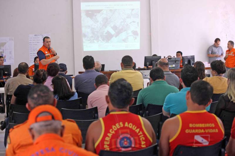 O Governador do Pará, Simão Jatene, esteve durante esta sexta-feira (13) no município de Paragominas. Além de visitar as áreas afetadas pela enxurrada que ocorreu na madrugada da quinta-feira (12), ele conversou com moradores atingidos, reuniu com autoridades municipais, secretários de estado, com o Corpo de Bombeiros e a Defesa Civil para traçar as metas e ações a serem cumpridas para restabelecer a normalidade na cidade. A forte enxurrada, que durou toda a madrugada, alagou cerca de 40% da cidade e atingiu 350 famílias. Até o momento, 13 locais foram adequados para funcionar como abrigo, entre escolas, associações, ginásios, entre outros, para receber desabrigados e desalojados.

FOTO: SIDNEY OLIVEIRA / AG. PARÁ
DATA: 13.04.2018
PARAGOMINAS - PARÁ <div class='credito_fotos'>Foto: Sidney Oliveira/Ag. Pará   |   <a href='/midias/2018/originais/50ec418f-d68e-4e6e-97a4-cc9be0021942.jpg' download><i class='fa-solid fa-download'></i> Download</a></div>