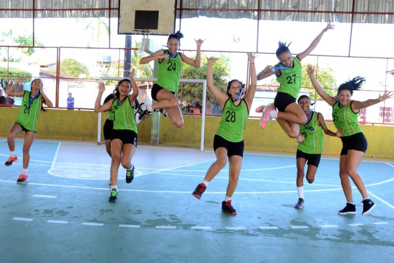 A Regional Mocajuba dos Jogos Estudantis Paraenses (JEPs), que ocorreu de 16 a 20 deste mês reunindo municípios do Baixo Tocantins, foi encerrada com festa no final de semana, pelos atletas que garantiram vagas na Etapa Estadual da competição, marcada para o período de 19 a 22 de junho, na Arena Guilherme Paraense, em Belém, com as finais transmitidas ao vivo pela TV Cultura do Pará. Na foto, o ouro no basquetebol feminino, categoria B, foi conquistado pelas alunas da Escola Estadual de Ensino Médio Professor Leonardo Negrão, de Abaetetuba.
FOTO: ELISEU DIAS / ASCOM SEDUC
DATA: 20.05.2018
MOCAJUBA - PARÁ <div class='credito_fotos'>Foto: Eliseu Dias / Ascom Seduc | <a href='/midias/2018/originais/5104fb4e-c678-4cdd-b453-ca9ac4b0149a.jpg' download><i class='fa-solid fa-download'></i> Download</a></div>