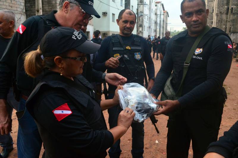 A Secretaria de Estado de Segurança Pública e Defesa Social (Segup) deflagrou nas primeiras horas da manhã desta quinta-feira (29), a operação Templários, que resultou na prisão de 10 pessoas e apreensão de mais de 300 petecas de cocaína, cerca de 500 gramas de pasta base de cocaína, aproximadamente 50 gramas de maconha (do tipo limãozinho) e um revólver calibre 38. O trabalho contou com o apoio das Polícias Civil e Militar.

FOTO: ELIELSON MODESTO/ASCOM SEGUP
DATA: 29.11.2018
ANANINDEUA-PARÁ <div class='credito_fotos'>Foto: Elielson Modesto / Ascom Segup   |   <a href='/midias/2018/originais/510c3262-b883-4739-8a8b-71ea129263a2.jpg' download><i class='fa-solid fa-download'></i> Download</a></div>