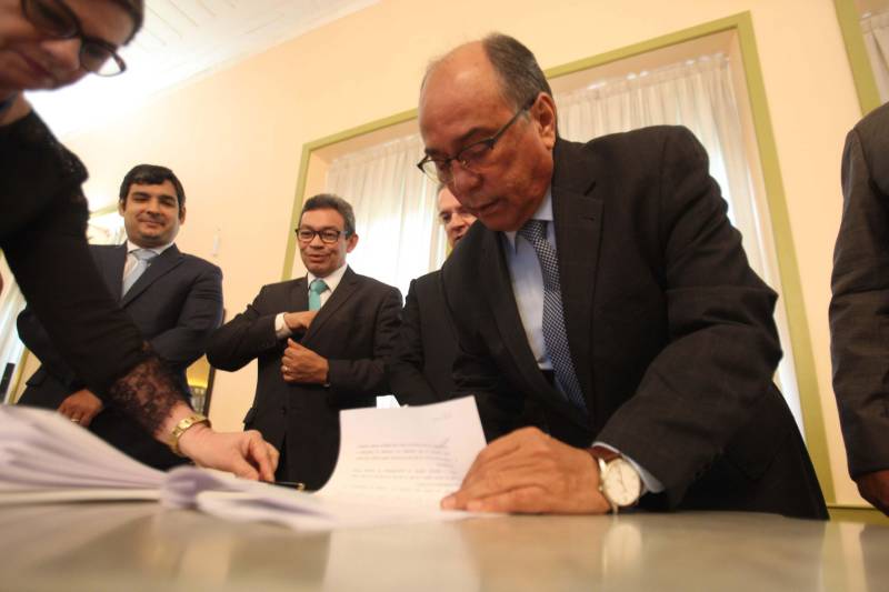 Um acordo de cooperação técnica para agilizar as ações de cobrança de títulos da dívida ativa, ajuizados ou não, foi celebrado nesta terça-feira, 26, entre o Tribunal de Justiça do Estado (TJPA), Governo do Pará, União, Prefeitura de Belém e o Instituto de Estudos de Protesto de Títulos do Brasil, seção Pará. O acordo foi firmado na sede do TJPA. O acordo de cooperação técnica foi firmado com base na Lei nº 9.492/1997, que estabelece o protesto como ato formal e solene, pelo qual se prova a inadimplência e o descumprimento de obrigação originada em títulos e outros documentos em dívida, e à inexistência de disposições legais que vedem à utilização do serviço de protesto de títulos pelas entidades da administração pública; e observa as decisões do Conselho Nacional de Justiça (CNJ), que estabelecem a validade do protesto dos títulos, denominados certidões da dívida ativa, bem como atende meta do CNJ, de desjudicialização de ações, estimulando o protesto de títulos executados ou não. Na foto, o presidente em exercício do TJPA, desembargador Leonardo Tavares.
FOTO: MARCELO LELIS / AG. PARÁ
DATA: 26.06.2018
BELÉM - PARÁ <div class='credito_fotos'>Foto: Marcelo Lelis / Ag. Pará | <a href='/midias/2018/originais/511020dc-bf52-4182-9400-dbef89ac1b99.jpg' download><i class='fa-solid fa-download'></i> Download</a></div>