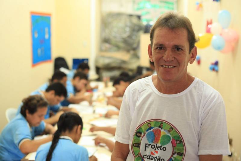 Com palestras, emissão de documentos, apresentações culturais, oficinas e exposições, o Dia D da Cidadania com Síndrome de Down trouxe uma programação diversificada e educativa sobre a questão das pessoas com deficiência intelectual, na manhã desta quinta-feira, 22, na Secretaria de Estado de Justiça e Direitos Humanos (Sejudh). Na foto, o instrutor Gilvan Tavares, das Oficinas Curro Velho, promoveu atividades de pintura e desenho durante o evento.
FOTO: WAGNER ALMEIDA / ASCOM SEJUDH
DATA: 22.03.2018
BELÉM - PARÁ <div class='credito_fotos'>Foto: Wagner Almeida/ Ascom Sejudh | <a href='/midias/2018/originais/5111f9bb-dfc2-4cb4-8f85-4c533bb7a113.jpg' download><i class='fa-solid fa-download'></i> Download</a></div>