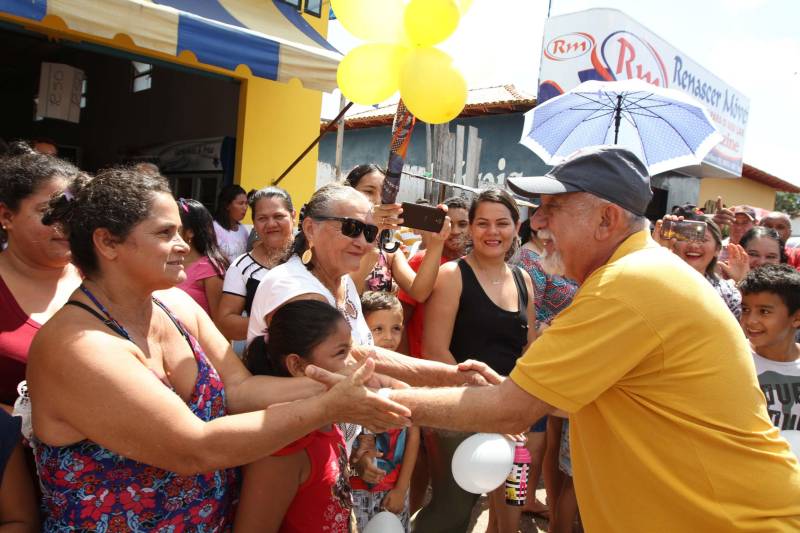 "Agora a população terá um lugar mais organizado, com mais higiene para comprar seu pescado e a sua carne. E pra gente que possui restaurante é melhor ainda, pois além da facilidade de adquirir os alimentos, o mercado também atrai clientes", comemorou Jaqueline Cardoso, 20 anos, que possui um ponto de venda de comidas em frente ao Mercado Municipal José Noronha Monteiro, no distrito de Boa Vista, em Quatipuru, no nordeste paraense. O espaço foi entregue oficialmente à população nesta segunda-feira (19), assim como as obras de pavimentação asfáltica da PA-446 e de cinco pontes em concreto ao longo da rodovia. A cerimônia contou com a presença do governador Simão Jatene, parlamentares, prefeitos da região entre outras autoridades locais. "Essas são importantes obras que vão beneficiar não só a população de Quatipuru, mas de toda a região. E faço questão de ressaltar que em todas elas existe o dinheiro dos impostos que todos nós paraenses pagamos. Esse é o retorno que fazemos questão de dar à população. Nós gestores somos apenas instrumentos desse grande desenvolvimento, quem financia é o povo", afirmou o governador Simão Jatene.
FOTO: CRISTINO MARTINS / AG. PARÁ
DATA: 19.03.2018
QUATIPURU - PARÁ <div class='credito_fotos'>Foto: Cristino Martins/Ag. Pará | <a href='/midias/2018/originais/51174397-b46e-4fd2-bc87-029cb66a4385.jpg' download><i class='fa-solid fa-download'></i> Download</a></div>