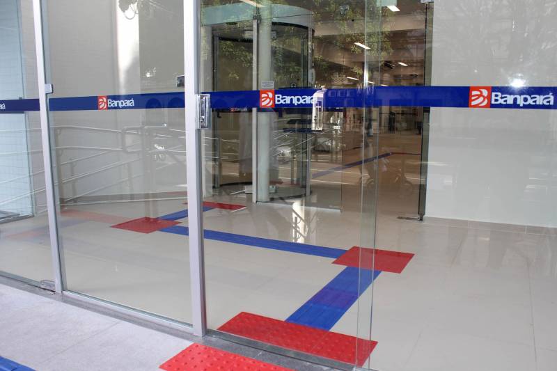 O Banco do Estado do Pará (Banpará) inaugurou, na manhã desta segunda-feira (19), as novas instalações da agência Nazaré, em Belém. Os clientes e sociedade em geral contam com um espaço mais moderno e adequado para os atendimentos bancários.
FOTO: ASCOM BANPARÁ
DATA: 19.03.2018
BELÉM - PARÁ <div class='credito_fotos'>Foto: Ascom Banpará | <a href='/midias/2018/originais/5117896e-713f-4c78-a081-5c87b3ccdf86.jpg' download><i class='fa-solid fa-download'></i> Download</a></div>