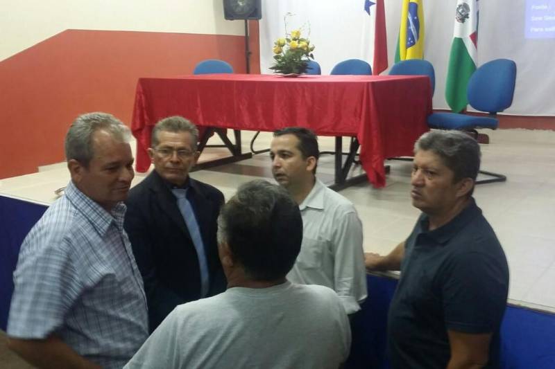 A primeira reunião foi realizada na noite dessa segunda feira (16), no município de Monte Alegre, no auditório da Escola Estadual de Ensino Técnico do Pará (EETEPA), e contou com a presença de toda a equipe do Centro de Governo - o secretário regional, Olavo das Neves, e os coordenadores Gilberto Aguiar (Segurança Pública); Rodrigo Branco (Infraestrutura e Logística); Gustavo Hamoy (Desenvolvimento e Incentivo à Produção); Irene Escher (Educação); Zuíla Wanghon (Assistência Social) e Osmarina Pires (respondendo pela pasta de Saúde).
FOTO: SAMUEL ALVARENGA / SECOM
DATA: 16.04.2018
MONTE ALEGRE - PARÁ <div class='credito_fotos'>Foto: Samuel Alvarenga / Secom | <a href='/midias/2018/originais/511d09aa-d09f-4501-ab7f-4a9e837f02e1.jpg' download><i class='fa-solid fa-download'></i> Download</a></div>