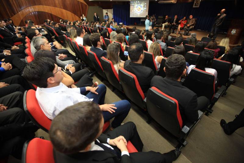 “Hoje finalizamos todas as etapas do concurso público, mas começamos uma outra, que é o trabalho efetivo dos novos policiais que irão reforçar a segurança pública em todo o Estado”, destacou o delegado geral da Polícia Civil, Rilmar Firmino, durante a posse dos 141 novos integrantes da corporação aprovados para o cargo de delegado. A cerimônia ocorreu na noite desta terça-feira (27), no auditório A da Delegacia-Geral, em Belém, e contou com a presença do governador Simão Jatene. O governador parabenizou a todos pela aprovação e pela escolha de um cargo público tão importante que é o de proteger a população. “Vocês não estão sozinhos. A responsabilidade é grande e os desafios são maiores ainda, mas estamos trabalhando para que, juntos, possamos fazer uma polícia melhor e assim prestar um melhor serviço à população”, disse Simão Jatene.
FOTO: MÁCIO FERREIRA / AG. PARÁ
DATA: 27.03.2018
BELÉM - PARÁ <div class='credito_fotos'>Foto: MÁCIO FERREIRA/ AG. PARÁ | <a href='/midias/2018/originais/512427df-f190-42c9-b2f9-5c0237929acd.jpg' download><i class='fa-solid fa-download'></i> Download</a></div>