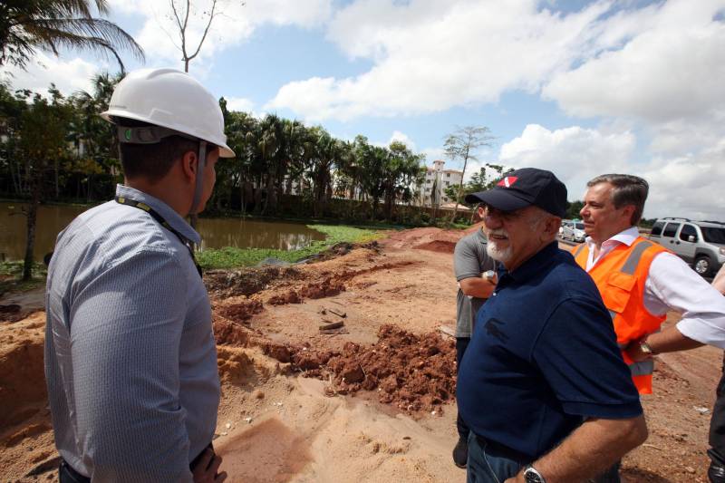 Manoel foi um dos vários moradores da região a abordar o governador Simão Jatene, durante uma visita nesta quarta-feira, 7, às obras de ampliação da Avenida João Paulo II. Acompanhado de engenheiros e técnicos do Núcleo de Gerenciamento de Transporte Metropolitano (NGTM) do governo do estado, Jatene foi conferir o andamento das obras. Durante a visita, conversou com moradores, ouviu elogios e reivindicações.
FOTO: ANTÔNIO SILVA / AG. PARÁ
DATA: 07.03.2018
BELÉM - PARÁ <div class='credito_fotos'>Foto: ANTONIO SILVA / AG. PARÁ | <a href='/midias/2018/originais/51296e9e-c195-44cc-bcb6-a56d4d36ca58.jpg' download><i class='fa-solid fa-download'></i> Download</a></div>
