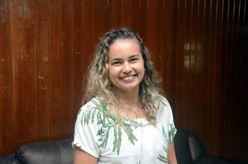 Uma sessão de cinema para estudantes da Escola Estadual de Ensino Fundamental e Médio Santa Luzia, no Bairro da Sacramenta, na manhã desta sexta-feira (23), marcou uma nova etapa do Projeto Judiciário na Escola, desenvolvido pelo Tribunal de Justiça do Estado (TJ-PA) em parceria com a Secretaria de Estado de Educação (Seduc) em escolas estaduais, com o objetivo de prevenir e combater a violência contra mulher. Com a projeção do filme “O Sorriso de Mona Lisa” no Cine Líbero Luxardo, que funciona no Centur, sede da Fundação Cultural do Pará (FCP), alunos da Escola Santa Luzia aprenderam conteúdos sobre prevenção à violência de gênero, principalmente a praticada contra a mulher. Na foto, a professora Micheline Campos.
FOTO: ELISEU DIAS / ASCOM SEDUC
DATA: 23.03.2018
BELÉM - PARÁ <div class='credito_fotos'>Foto: Eliseu Dias / Ascom Seduc | <a href='/midias/2018/originais/512dfa95-7870-483a-ac36-799ac28ffeed.jpg' download><i class='fa-solid fa-download'></i> Download</a></div>