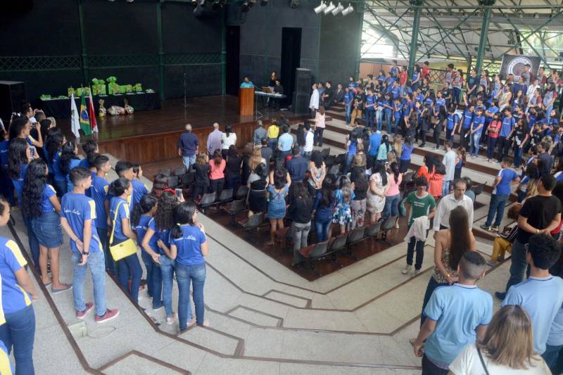 Com o tema “Conexões: somos uma só rede”, o 7º Concurso de Redação da Mineração anunciou, nesta quarta-feira (6), os alunos da rede estadual vencedores. O concurso é uma realização da Secretaria de Estado de Educação (Seduc) e Sindicato das Indústrias Minerais do Estado do Pará (Simineral). O concurso premiou as melhores redações com tablets, notebooks e vale-livros. Ao todo, participaram 1.387 alunos do 6º ao 9º ano do Ensino Fundamental Regular, Educação de Jovens e Adultos e Profissionalizante, e do Ensino Médio Regular e Sistema Modular de Ensino regularmente matriculados na rede estadual no ano letivo de 2018. Professores-orientadores dos alunos e as escolas que conquistaram o primeiro lugar receberam um tablet e projetor multimídia, respectivamente.
FOTO: RAI PONTES / SECOM SEDUC
DATA: 06.06.2018
BELÉM - PARÁ <div class='credito_fotos'>Foto: Rai Pontes/Ascom Seduc | <a href='/midias/2018/originais/5131dc02-b6c6-43cd-ae78-a341f06fb2c8.jpg' download><i class='fa-solid fa-download'></i> Download</a></div>
