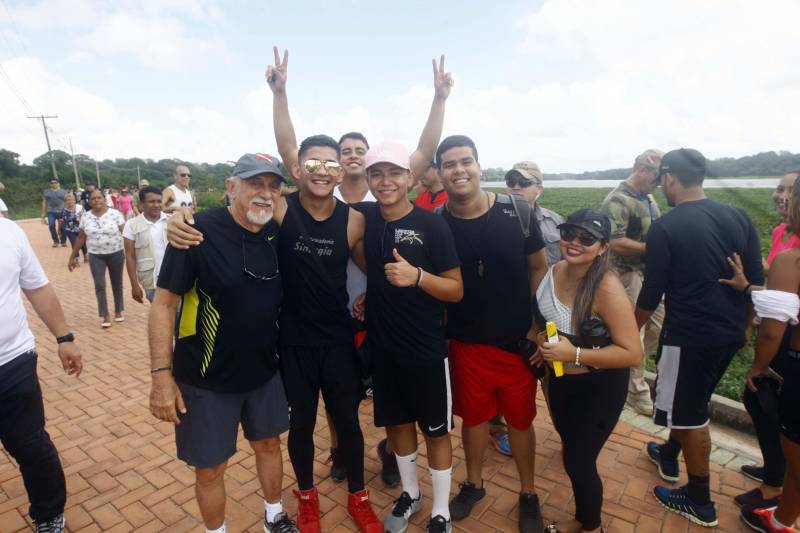 Uma reabertura feita a milhares de mãos. A fita inaugural colocada no inicio da trilha principal do Parque do Utinga foi rompida por mais de cinco mil pessoas ansiosas pelo inicio da caminhada, marcando o segundo dia da programação de reabertura do mais novo espaço paraense de lazer e interatividade com a natureza. Misturado aos populares, o governador Simão Jatene andou os quatro quilômetros que separam a entrada do parque ao seu ponto final, o Recanto da Volta.
FOTO: THIAGO GOMES / AG. PARÁ
DATA: 17.03.2018
BELÉM - PARÁ <div class='credito_fotos'>Foto: Thiago Gomes /Ag. Pará | <a href='/midias/2018/originais/51370cd1-4152-4de8-a592-f3bdf198310a.jpg' download><i class='fa-solid fa-download'></i> Download</a></div>