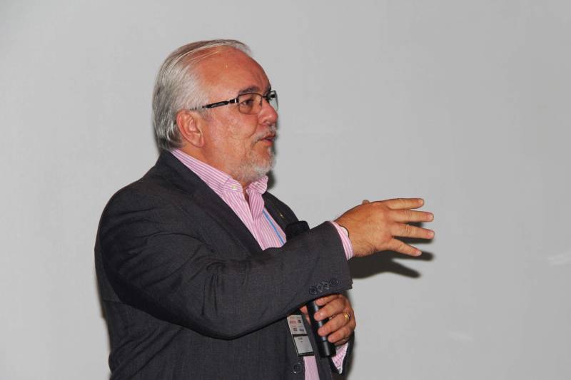 O seminário Gestão de Destinos Turísticos Empreendedores proporcionou um intercâmbio de conhecimentos e troca de experiências os participantes, durante toda a sexta-feira (18), como parte da programação da Feira do Empreendedor. Com grande número de secretários municipais de turismo presentes, a abertura foi feita por representantes do Sebrae (Serviço Brasileiro de Apoio a Micro e Pequenas Empresas) e da Secretaria de Estado de Turismo (Setur). Na foto, o secretário-adjunto de Turismo, Joy Colares.

FOTO: ASCOM / SETUR
DATA: 19.05.2018
BELÉM - PARÁ <div class='credito_fotos'>Foto: ASCOM SETUR   |   <a href='/midias/2018/originais/5137c272-c8aa-4d37-87c9-943d5b6034c2.jpg' download><i class='fa-solid fa-download'></i> Download</a></div>