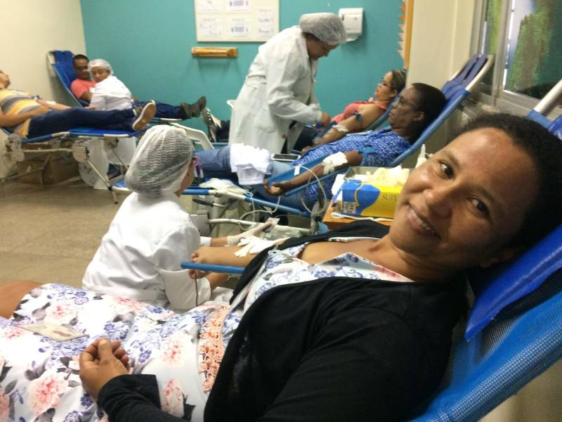 Nesta terça-feira, 11, a auxiliar administrativa Maiara Silva abraçou uma nova causa: a doação de sangue. Ela aproveitou que o Hemopa Marabá instalou um posto de coleta volante no Hospital Regional do Sudeste do Pará - Dr. Geraldo Veloso (HRSP), onde trabalha, para doar pela primeira vez. "O fato de trabalhar em uma Unidade Hospitalar me fez ver ainda mais a necessidade de ajudar as pessoas que precisam de transfusão. Então, sempre que tiver oportunidade, vou fazer essa boa ação", comentou a colaboradora. Iniciada no dia 10 deste mês, a 34ª Campanha de Doação de Sangue do HRSP é uma estratégia da instituição para ajudar a repor o estoque do banco de sangue do Hemocentro regional. A Unidade é uma das que mais demandam esse serviço na região, pois realiza, em média, 180 transfusões mensais. Na maioria das vezes, o procedimento atende a recém-nascidos internados na Unidade de Terapia Intensiva (UTI) Neonatal, vítimas de acidente de trânsito e pacientes que passam por cirurgias. Na foto, a usuária Francisca Dantas.

FOTO: ASCOM / HRSP
DATA: 12.12.2018
MARABÁ - PARÁ <div class='credito_fotos'>Foto: ASCOM HRSP   |   <a href='/midias/2018/originais/513aad14-feb1-4aa8-92fe-a80a31a0936b.jpg' download><i class='fa-solid fa-download'></i> Download</a></div>
