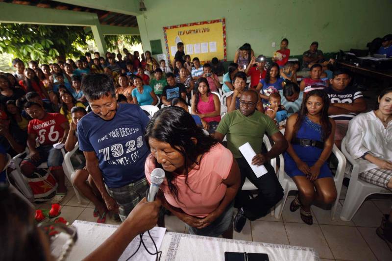 Entre os dias 4 e 8 de abril, o Governo do Estado do Pará, por meio da Fundação Pro Paz, levou serviços de saúde e cidadania para comunidades indígenas e quilombolas em Cachoeira Porteira, no Baixo Amazonas. A ação foi realizada em parceria com os Ministérios Públicos Federal e do Estado, Defensoria Pública do Estado, Prefeitura de Oriximiná, Instituto Chico Mendes de Conservação da Biodiversidade (ICMBio) e o cartório de Oriximiná. Na foto, encerramento da ação foi realizado no sábado, 8, com a oficialização de 38 uniões estáveis de povos indígenas.
FOTO: RODOLFO OLIVEIRA / AG. PARÁ
DATA: 08.04.2017
CACHOEIRA PORTEIRA - PARÁ <div class='credito_fotos'>Foto: Rodolfo Oliveira/Ag. Pará | <a href='/midias/2018/originais/513d534d-1e73-4759-a8a8-3347a8b005d0.jpg' download><i class='fa-solid fa-download'></i> Download</a></div>