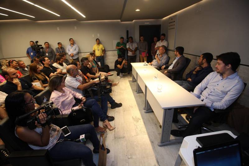 Jornalistas, influenciadores digitais e membros da sociedade civil organizada participaram, nesta quinta-feira (15), da visita guiada ao Parque Estadual do Utinga (Peut) que será inaugurado na sexta-feira (16), às 16h30. Os convidados foram recebidos pelo secretário estadual de Cultura, o arquiteto Paulo Chaves; pelo presidente do Ideflor-bio, Thiago Novaes; pelo gerente do Peut, Julio Meyer; pelo secretário de comunicação, Daniel Nardin e pelo representante da diretoria da Unidade de Conservação do Parque, Wendel Andrade. O evento começou às 9h com a apresentação das melhorias feitas no espaço durante as obras, dos serviços que funcionarão no local e de algumas normas de utilização desse novo equipamento.
FOTO: SIDNEY OLIVEIRA / AG. PARÁ
DATA: 15.03.2018
BELÉM - PARÁ <div class='credito_fotos'>Foto: Sidney Oliveira/Ag. Pará | <a href='/midias/2018/originais/5145f1fb-5ea4-4e33-aa92-a35d5993dd61.jpg' download><i class='fa-solid fa-download'></i> Download</a></div>