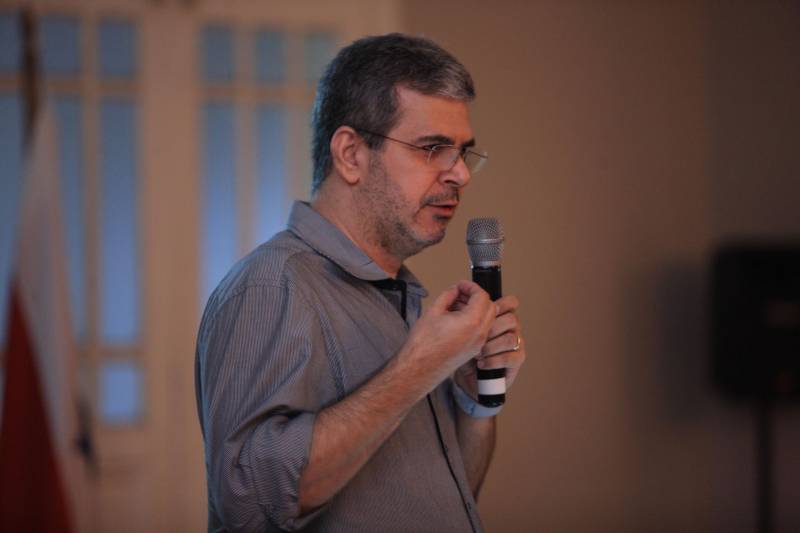 O Secretário de Estado de Transportes, Kleber Menezes, apresentou na tarde desta sexta-feira (4), no Palácio do Governo, o aplicativo "Caminhos do Pará", desenvolvido pela Secretaria de Transportes, jutamente com o novo Portal Digital da Setran, integrado ao app, além de lançar o Mapa Viário do Pará 2018, totalmente atualizado. O evento contou com a presença do governador Simão Jatene e convidados. O aplicativo Caminhos do Pará, disponível gratuitamente para os sistemas IOS e Android, encontra-se completamente integrado ao site institucional da Setran, exibindo as notícias publicadas, além de dispor aos cidadãos o Sistema Viário Estadual completo, com todas as rodovias e pontes e suas respectivas quilometragens, portos e aeródromos, e os Mapas das diversas regiões do Pará, além de possibilitar ao usuário a indicação de acidentes, interdições e situações de perigo, por meio de GPS, para que a denúncia chegue à Secretaria praticamente em tempo real.
FOTO: MÁCIO FERREIRA / AG. PARÁ
DATA: 04.05.2018
BELÉM - PARÁ <div class='credito_fotos'>Foto: MÁCIO FERREIRA/ AG. PARÁ | <a href='/midias/2018/originais/5146d0fc-91bb-488d-8439-60d81ac2c209.jpg' download><i class='fa-solid fa-download'></i> Download</a></div>