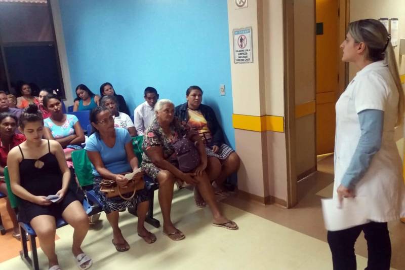 Quem tem relação sexual desprotegida é um candidato em potencial para contrair Infecção Sexualmente Transmissível (IST). Essa e outras orientações estão sendo repassadas, diariamente, no Hospital Geral de Tailândia (HGT) para colaboradores, usuários e acompanhantes, durante todo o mês em alusão ao “Dezembro Vermelho” em combate a Aids, que é o estágio mais avançado da doença que ataca o sistema imunológico. As informações são transmitidas, por meio de palestras, ministradas pela enfermeira Ana Paula Mendes, que também dispõe de material educativo sobre o tema, além de distribuição de preservativo.

FOTO: ASCOM HGT
DATA: 19.12.2018
TAILÂNDIA - PARÁ <div class='credito_fotos'>Foto: ASCOM / HGT   |   <a href='/midias/2018/originais/514a2d3c-da3d-4d0e-b8e7-edfe13551afc.jpg' download><i class='fa-solid fa-download'></i> Download</a></div>