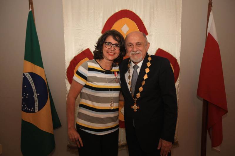 O Governo do Estado do Pará concedeu hoje 230 comendas do Mérito Grão-Pará (foto), a mais alta do Estado, a autoridades e servidores que se destacaram nos últimos oito anos de serviços prestados à população. “O ciclo que encerramos hoje não encerra nossa missão de servir ao público, porque uma vez servidores públicos, trabalhando em benefício da população, nunca mais deixamos de sê-lo, pois essa missão fica gravada em nossos corações”, disse o governador Simão Jatene aos agraciados. O governador entregou, pessoalmente, uma a uma as condecorações.  Das 230 medalhas, 14 foram no grau de Grande Oficial, 60 no grau de Comendador, 8 no grau de Oficial e 11 no grau de Cavaleiro aos servidores civis. Entre os militares, 4 receberam no grau de Comendador, 38 de Oficial e 109 no grau de Cavaleiro.

FOTO: CRISTINO MARTINS / AG. PARÁ
DATA: 31.12.2018
BELÉM - PARÁ <div class='credito_fotos'>Foto: Cristino Martins/Ag. Pará   |   <a href='/midias/2018/originais/515bc5ee-b425-43a3-9c30-056e7f0d7e5d.jpg' download><i class='fa-solid fa-download'></i> Download</a></div>