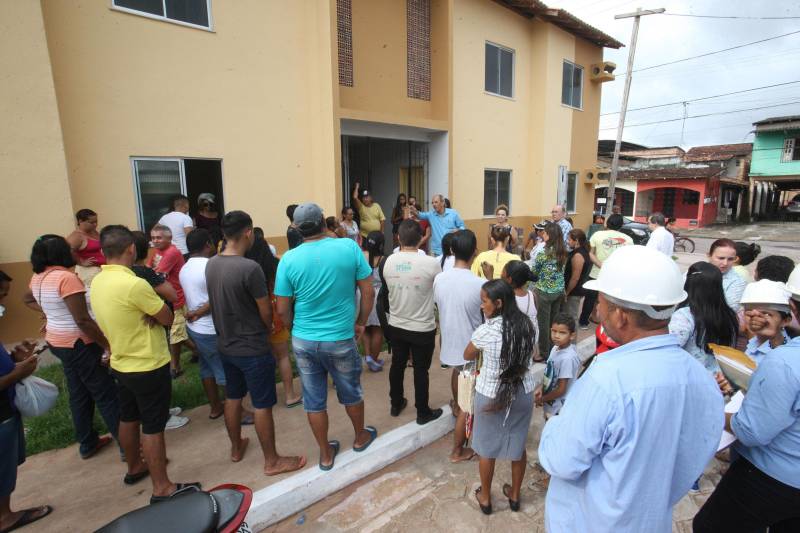 A tarde desta quarta-feira (02), foi de alegria para vinte famílias do Projeto Taboquinha, em Icoaraci, que ganharam uma nova habitação, com sala, cozinha, banheiro, dois quartos e área externa. Elas receberam as chaves de seus apartamentos das mãos da presidente da COHAB, Lene Farinha, de diretores da Companhia de Habitação e do deputado federal Arnaldo Jordy. Segundo a presidente da COHAB, Lene Farinha, o projeto Taboquinha "sempre foi dinâmico e já conseguimos avançar muito aqui. Falta entregar cerca de quarenta e quatro unidades habitacionais e fazer a revitalização dos canais, para assim concluirmos as obras", declarou. Ela solicitou que os novos moradores zelem pelas unidades e conservem as áreas livres. Ela também anunciou que está sendo preparada uma área ao lado da ponte do Cruzeiro destinada a um projeto voltado exclusivamente para os pescadores.
FOTO: CARLOS SODRÉ / AG. PARÁ
DATA: 02.05.2018
BELÉM - PARÁ <div class='credito_fotos'>Foto: Carlos Sodré/Agência Pará | <a href='/midias/2018/originais/515e63d3-562e-4bcb-8361-a92a37341898.jpg' download><i class='fa-solid fa-download'></i> Download</a></div>