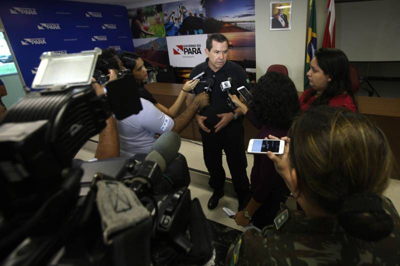 Dez caminhões transportando combustível seguiram no início da manhã desta terça-feira, 29, em direção às cidades de Santa Izabel, Castanhal, Santa Maria e Salinópolis, que já enfrentavam desabastecimento. Durante coletiva de imprensa realizada na manhã desta terça-feira (29), no auditório da Casa Civil, em Belém, o secretário adjunto de Gestão Operacional da Segup, André Cunha (foto), garantiu que novas operações serão realizadas, ainda esta semana, para levar combustíveis e insumos para outras regiões do Estado.
FOTO: RODOLFO OLIVEIRA / AG. PARÁ
DATA: 29.05.2018
BELÉM - PARÁ <div class='credito_fotos'>Foto: Rodolfo Oliveira/Ag. Pará | <a href='/midias/2018/originais/516bc6f7-3e41-4f3c-938d-b4119ed73d8a.jpg' download><i class='fa-solid fa-download'></i> Download</a></div>