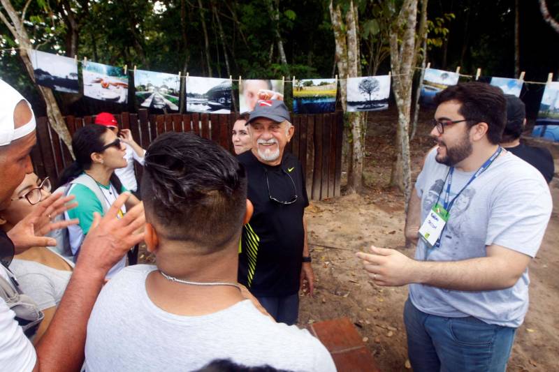 Antes mesmo de reabrir as portas ao público, o novo Parque Estadual do Utinga já aguçava o olhar dos paraenses. Na semana anterior à reabertura do Parque, a diretoria de comunicação popular da Secretaria de Estado de Comunicação (Secom) ofereceu uma oficina de fotografia aos moradores da Comunidade Pantanal, que vivem no entorno do Parque Ambiental. A oficina, ministrada pelo fotógrafo Sidney Oliveira, teve a participação de 17 alunos. Na manhã deste sábado, durante a caminhada, o resultado dessa oficina foi exposto em um varal fotográfico, para deleite do público presente. Na foto, Rodolpho Moraes, diretor de Comunicação Popular e Comunitária da Secretaria de Estado de Comunicação.
FOTO: THIAGO GOMES / AG. PARÁ
DATA: 17.03.2018
BELÉM - PARÁ <div class='credito_fotos'>Foto: Thiago Gomes /Ag. Pará | <a href='/midias/2018/originais/51764bf9-d1b4-4716-97d1-46152b789d79.jpg' download><i class='fa-solid fa-download'></i> Download</a></div>