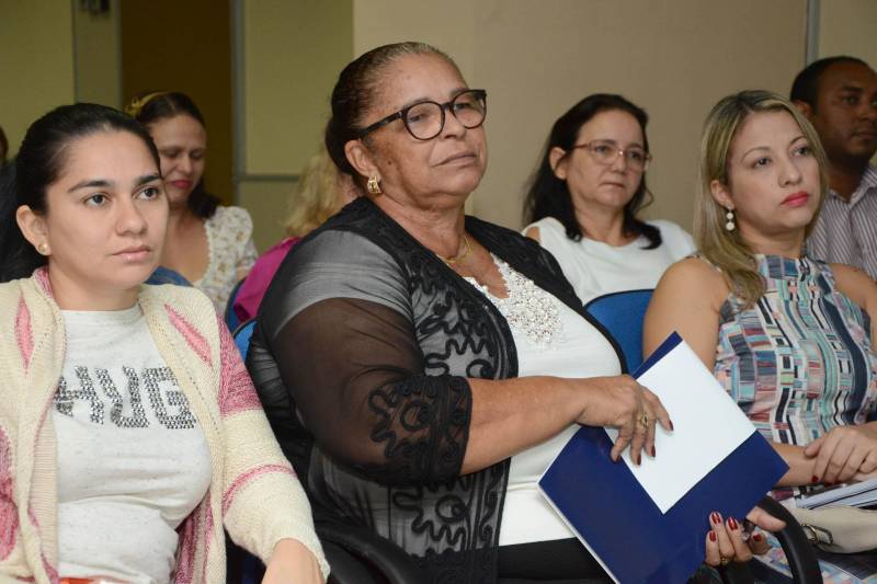 Educadores que integram a Unidade Seduc na Escola 3 (USE 3) debateram nesta quarta-feira (7), durante jornada pedagógica realizada no Centur, em Belém, aspectos da Base Nacional Comum Curricular (BNCC) e o que tem sido feito para adaptar as unidades de ensino a essa nova legislação, vigente desde o final do ano passado. Na foto, a gestora da USE 3, Rosângela Lobo.
FOTO: RAI PONTES / ASCOM SEDUC
DATA: 07.08.2018
BELÉM - PARÁ <div class='credito_fotos'>Foto: Rai Pontes/Ascom Seduc | <a href='/midias/2018/originais/517b7ee4-184a-40e1-94b3-3747ba75b84e.jpg' download><i class='fa-solid fa-download'></i> Download</a></div>