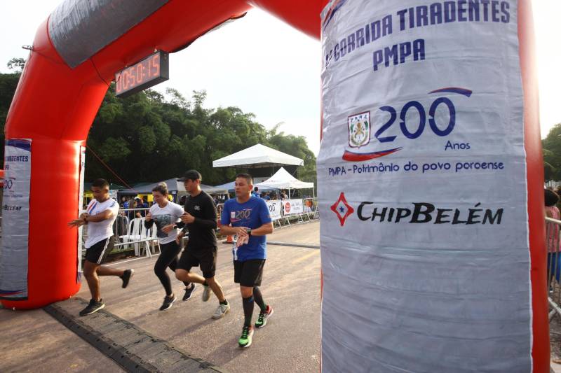 O recém-inaugurado Parque Estadual do Utinga foi o local escolhido para a 4ª edição da Corrida Tiradentes, promovida pela Polícia Militar na manhã deste domingo, 22. No ano em que celebra 200 anos de criação, a PM contou com mais de 750 competidores na prova que iniciou às 6 horas da manhã com um percurso total de 8 Km. Em apenas 4 anos de existência, a Corrida Tiradentes já ganhou a simpatia de muitos atletas profissionais e amadores. Eduardo Costa, de 26 anos é um deles. O competidor alcançou o 1º lugar geral da corrida com menos de 30 minutos de prova e conta que não esperava um resultado tão positivo.
FOTO: CARLOS SODRÉ / AG. PARÁ
DATA: 22.04.2018
BELÉM - PARÁ <div class='credito_fotos'>Foto: Carlos Sodré/Agência Pará | <a href='/midias/2018/originais/5181d01e-c03e-4264-b120-d29f51b09495.jpg' download><i class='fa-solid fa-download'></i> Download</a></div>