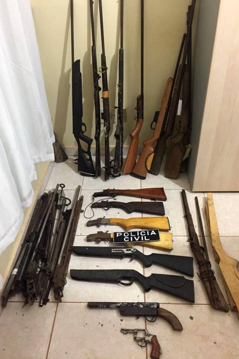 Para cumprir mandados de prisão e de busca e apreensão referentes às investigações sobre a morte do agricultor Leocy Resplandes de Souza, ocorrida no município de Anapu, no oeste do Pará, a Polícia Civil deflagrou nesta terça-feira (12) a Operação Éris (nome da deusa da discórdia na mitologia grega). Ainda durante a operação, policiais civis apreenderam dezenas de armas de fogo, de diversos calibres, e munições, além de materiais usados na fabricação de novos armamentos. 

FOTO: ASCOM POLÍCIA CIVIL
DATA: 12.06.2018
ANAPU - PARÁ <div class='credito_fotos'>Foto: Ascom Polícia Civil   |   <a href='/midias/2018/originais/518577ce-32f2-46d1-a441-6c9a7c630c12.jpg' download><i class='fa-solid fa-download'></i> Download</a></div>