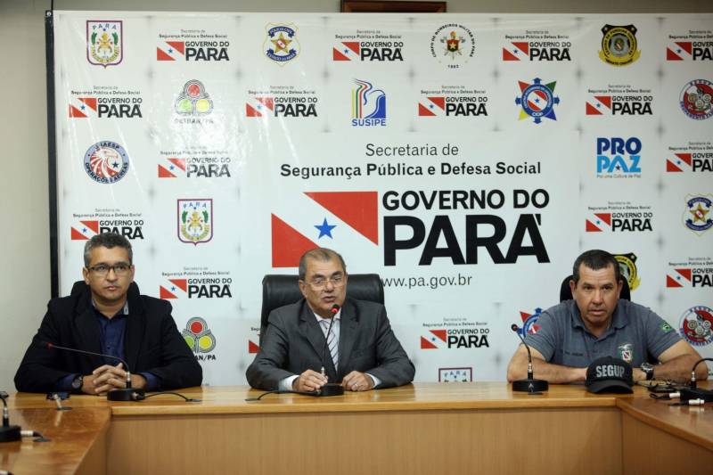 No início da tarde desta terça-feira (10), ocorreu uma tentativa de fuga em massa de presos do Centro de Recuperação Penitenciário do Pará III (CRPP III), no Complexo Prisional de Santa Izabel. A ação contou com apoio de um grupo externo fortemente armado. Os presos também tinham armas dentro do presídio. Na tentativa de resgate, foram utilizados explosivos contra um dos muros do solário do Pavilhão C. A confirmação das mortes foi dada no início da noite desta terça-feira (10) em entrevista coletiva concedida pelo secretário de estado de Segurança Pública e Defesa Social, Luiz Fernandes Rocha (c) e pelo secretário adjunto de Gestão Operacional da Segup, coronel André Cunha (d).
FOTO: THIAGO GOMES / AG. PARÁ
DATA: 10.04.2018
BELÉM - PARÁ <div class='credito_fotos'>Foto: Thiago Gomes /Ag. Pará | <a href='/midias/2018/originais/51936f98-f8f8-4a57-957a-694c99180858.jpg' download><i class='fa-solid fa-download'></i> Download</a></div>