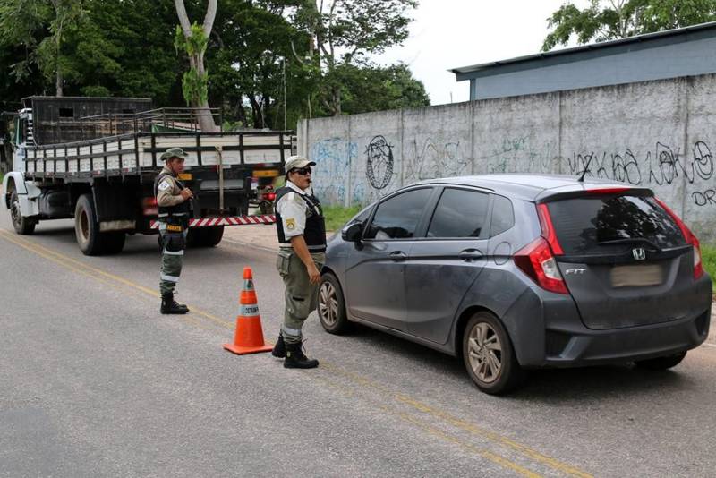 Agentes de educação para o trânsito e de fiscalização do Departamento de Trânsito do Estado (Detran) promoveram um trabalho preventivo e de fiscalização junto aos condutores de veículos, na manhã de sábado (31), no Distrito de Mosqueiro. A ação educativa, feita em parceria com a Polícia Rodoviária Estadual (PRE), na PA 391, alcançou cerca de 150 condutores, que foram orientados sobre o uso dos equipamentos de segurança, cuidados com pedestres e ciclistas e sobre a responsabilidade de cada um para garantir a segurança viária.
FOTO: ASCOM DETRAN
DATA: 31.03.2018
MOSQUEIRO - PARÁ <div class='credito_fotos'>Foto: ASCOM DETRAN | <a href='/midias/2018/originais/519992b5-f79e-4bda-a179-4f5b755346c2.jpg' download><i class='fa-solid fa-download'></i> Download</a></div>