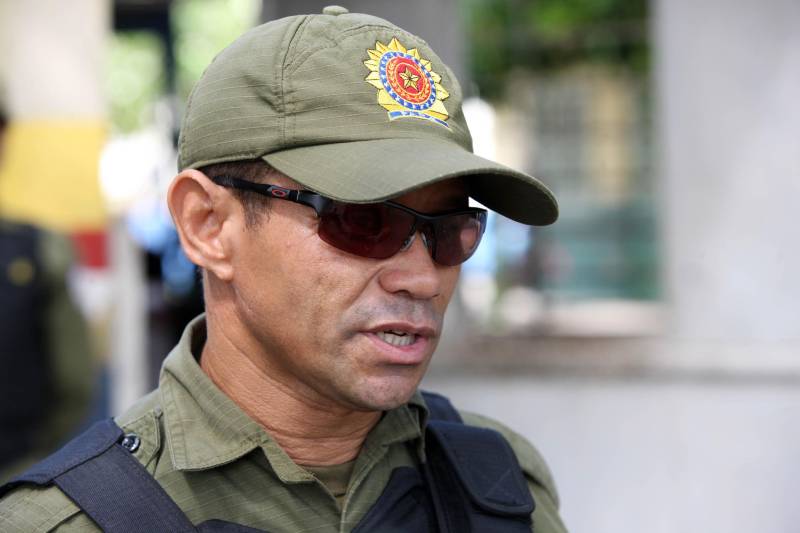 Criada para preservar a ordem pública nos estabelecimentos de ensino, e impulsionar o combate à violência escolar no Estado, a Companhia Independente de Polícia Escolar (Cipoe) completou 27 anos neste ano se especializando em um atendimento diferenciado na abordagem aos jovens e adultos estudantes. Na foto, o sargento Valkir Azevedo.
FOTO: SIDNEY OLIVEIRA / AG. PARÁ
DATA: 30.05.2018
BELÉM - PARÁ <div class='credito_fotos'>Foto: Sidney Oliveira/Ag. Pará | <a href='/midias/2018/originais/519e2efe-737f-486a-9799-c96eb18380ef.jpg' download><i class='fa-solid fa-download'></i> Download</a></div>