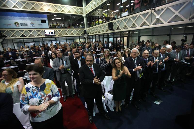 O governador Simão Jatene entregou, na manhã desta terça-feira (6), a "Mensagem Governamental do Pará à Assembleia Legislativa 2018", em sessão especial que abriu os trabalhos da Casa no exercício 2018. A leitura do documento destacou os principais resultados alcançados pelo governo no ano anterior e fez prognósticos de obras e serviços previstos para este ano.
FOTO: ANTONIO SILVA / AG. PARÁ
DATA: 06.02.2018
BELÉM - PARÁ <div class='credito_fotos'>Foto: Antônio Silva/Ag. Pará | <a href='/midias/2018/originais/51a727c4-9d70-40cd-ad06-cd5e8d7b9e6a.jpg' download><i class='fa-solid fa-download'></i> Download</a></div>