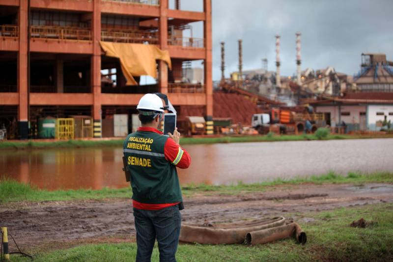 A Secretaria de Estado de Meio Ambiente e Sustentabilidade (Semas) notificou oficialmente a Hydro, na tarde desta terça-feira (27), por conta do não cumprimento do prazo de 48 horas dado na sexta-feira (23) pelo governo para que a empresa reduzisse os níveis das bacias de resíduos ao nível de, pelo menos, um metro, conforme determina a legislação ambiental. A notificação foi entregue por técnicos da Semas na sede da refinaria, em Barcarena, a 112 quilômetros de Belém. A determinação é que a produção seja reduzida pela metade.
FOTO: THIAGO GOMES / AG PARÁ
DATA: 27.02.2018
BARCARENA - PARÁ <div class='credito_fotos'>Foto: Thiago Gomes /Ag. Pará | <a href='/midias/2018/originais/51b6e2de-ba8c-4812-b84f-e01100921520.jpg' download><i class='fa-solid fa-download'></i> Download</a></div>