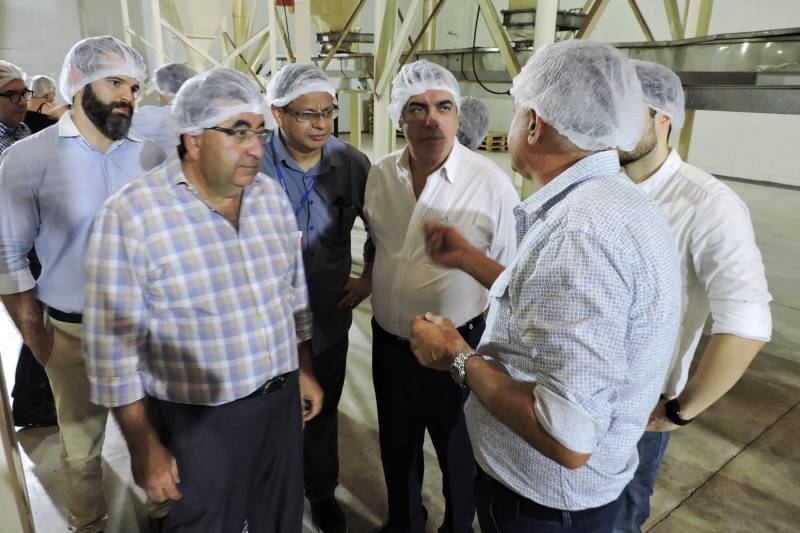 A indústria de processamento de derivados de cacau Ocra Cacau da Amazônia Ltda., instalada na estrada do Tapanã, em Belém, já iniciou a produção de nibs de cacau (grãos tostados e quebrados), etapa que será concluída até 15 de março. A fábrica, instalada numa área de 18 mil metros quadrados, com meta de produção plena até junho de 2019, foi visitada pelo secretário de Estado de Desenvolvimento Econômico, Adnan Demachki, junto com o presidente da Companhia de Desenvolvimento Econômico do Pará, Fábio Lúcio Costa, e de equipe técnica, na tarde de quarta-feira (21).
FOTO: ASCOM SEDAP
DATA: 21.02.2018
BELÉM - PARÁ <div class='credito_fotos'>Foto: Ascom Sedap | <a href='/midias/2018/originais/51b764ec-dc40-465a-9889-6e9b5023b202.jpg' download><i class='fa-solid fa-download'></i> Download</a></div>