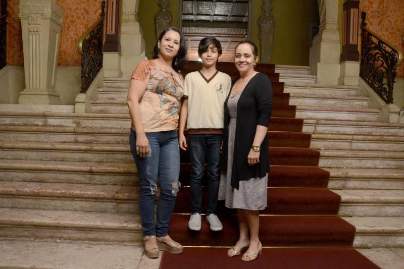 Durante cerca de uma hora, na tarde desta sexta-feira, 23, mais de quinhentos estudantes da rede pública estadual tiveram a oportunidade de conhecer um pouco mais sobre o universo da ópera, tendo como palco um dos mais importantes monumentos da capital paraense: o Theatro da Paz. Estamos falando do projeto “Concertos Didáticos”, uma iniciativa do Conservatório Carlos Gomes, em parceria com as Secretarias de Estado de Educação (Seduc) e Municipal de Belém (Semec). Na foto (da esq/dir), Nazaré Souza, Pedro Miranda e Gorete Oliveira.
FOTO: RAI PONTES / ASCOM SEDUC
DATA: 23.03.2018
BELÉM - PARÁ <div class='credito_fotos'>Foto: Rai Pontes/Ascom Seduc | <a href='/midias/2018/originais/51b88643-cfc8-4f69-a2c4-be44321daa9e.jpg' download><i class='fa-solid fa-download'></i> Download</a></div>