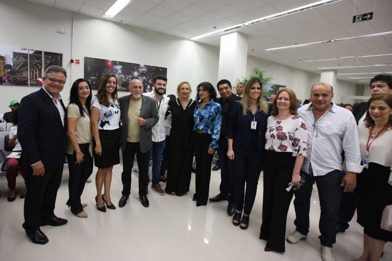 Carteira de identidade, habilitação e de trabalho. Seguro-desemprego, segunda via de boletos de água e multas de transito. Registros na Junta Comercial e DARFs de impostos. Registros de ocorrências na polícia e queixas ao Procon. Tudo num só lugar, rápido e fácil. O governador Simão Jatene (foto) entregou nesta sexta-feira, 04, à população a Estação Cidadania do Shopping Pátio Belém. É a sexta unidade de atendimento à população no estado do Pará. Num espaço de mais de mil metros quadrados, a população poderá contar com serviços de órgãos como: Banpará; Polícia Civil; Procon; Secretaria de Justiça e Direitos Humanos; Sistema Nacional de Empregos; Secretaria de Assistência Social, Trabalho e Renda; Junta Comercial do Estado, Secretaria da Fazenda, Cosanpa, Detran, Igeprev e Fundação Pro-Paz. Além desses, as novidades ficam por conta do Hemopa, oferecendo a possibilidade do cidadão doar sangue e da Secretaria Municipal de Mobilidade (Semob).
FOTO: ANTÔNIO SILVA / AG. PARÁ
DATA: 04.05.2018
BELÉM - PARÁ <div class='credito_fotos'>Foto: Antônio Silva/Ag. Pará | <a href='/midias/2018/originais/51bc5763-c153-4e8b-b75d-2816b22aac66.jpg' download><i class='fa-solid fa-download'></i> Download</a></div>