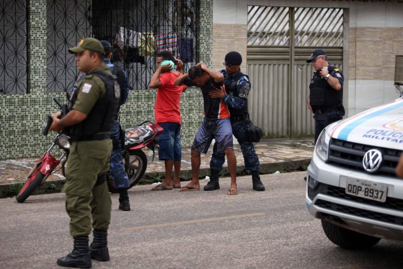 A Polícia Militar do Estado iniciou nesta segunda-feira, 30, a operação Sáfara 3, de combate à criminalidade na Grande Belém. Duas áreas de grande incidência criminal Guamá e Tapanã, foram priorizadas nesse primeiro dia de operação. A partir do bairro do Guamá, os policiais percorreram áreas dos bairros da Terra Firme e Jurunas. A partir do Tapanã, foram atendidas áreas da Pratinha, Bengui e Parque Verde. A escolha dos locais teve por base ocorrências criminais monitoradas pela inteligência da Polícia Militar. Só nos bairros do Bengui e Cabanagem, no mês de abril, foram contabilizados onze homicídios.
FOTO: THIAGO GOMES / AG. PARÁ
DATA: 30.04.2018
BELÉM - PARÁ <div class='credito_fotos'>Foto: Thiago Gomes /Ag. Pará | <a href='/midias/2018/originais/51c14ab1-24c0-4979-a8b8-5f68c103698d.jpg' download><i class='fa-solid fa-download'></i> Download</a></div>